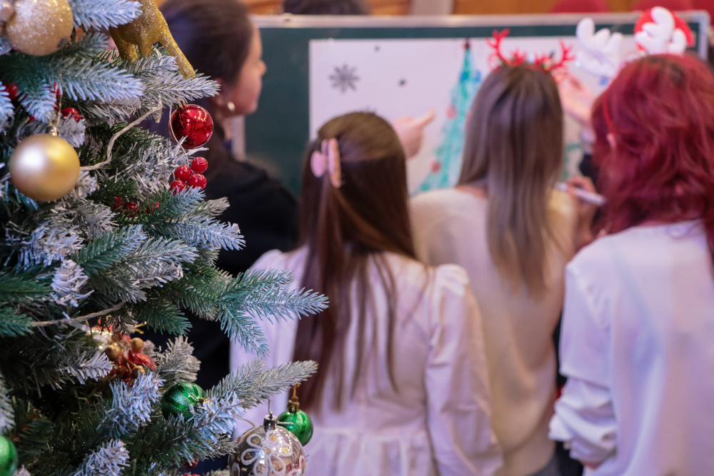 В преддверии Нового Лицее царила по-настоящему праздничная атмосфера! Ребят ждали увлекательные конкурсы, творчество и море улыбок!
