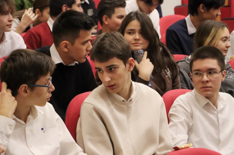 Выпускники Лицея МГИМО-Ташкент сдают итоговое сочинение