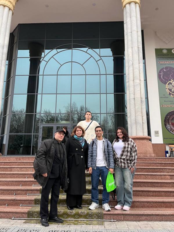 Лицеисты МГИМО-Ташкент посетили художественную выставку в Галерее НБУ