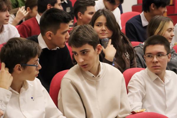 Выпускники Лицея МГИМО-Ташкент сдают итоговое сочинение